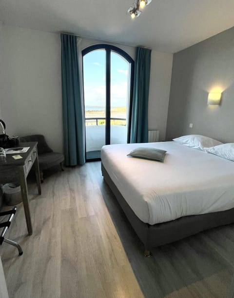 1 bedroom, premium bedding, desk, blackout drapes