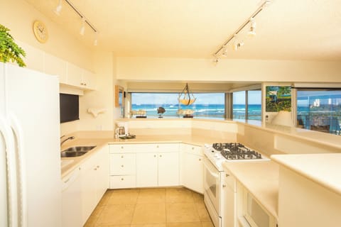 Deluxe Suite 2 Bedrooms, Ocean Front | Private kitchen | Full-size fridge, microwave, stovetop, dishwasher