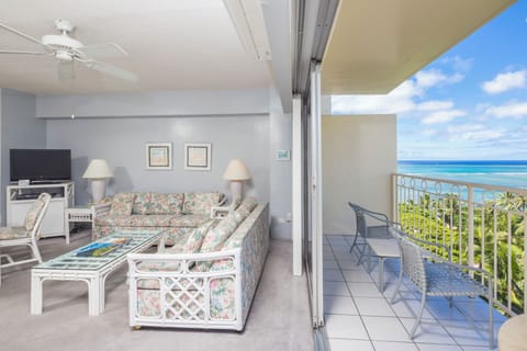 Deluxe Suite, 1 Bedroom, Ocean View | Living area | Flat-screen TV