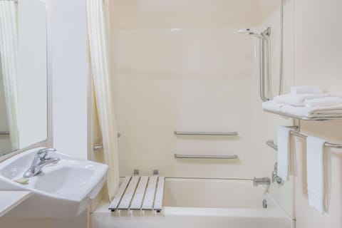 Combined shower/tub, free toiletries, hair dryer, towels