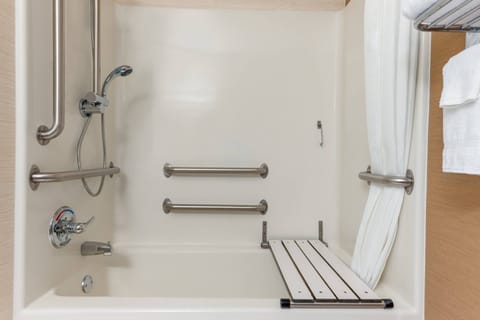 Combined shower/tub, free toiletries, hair dryer, towels