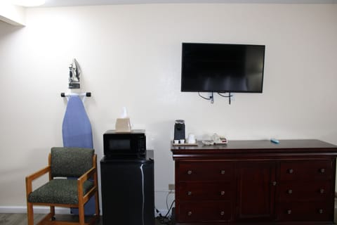 Room, 1 King Bed, Non Smoking | Desk, blackout drapes, iron/ironing board, free WiFi