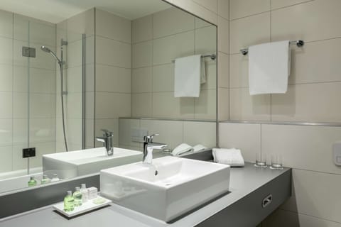 Combined shower/tub, eco-friendly toiletries, hair dryer, towels