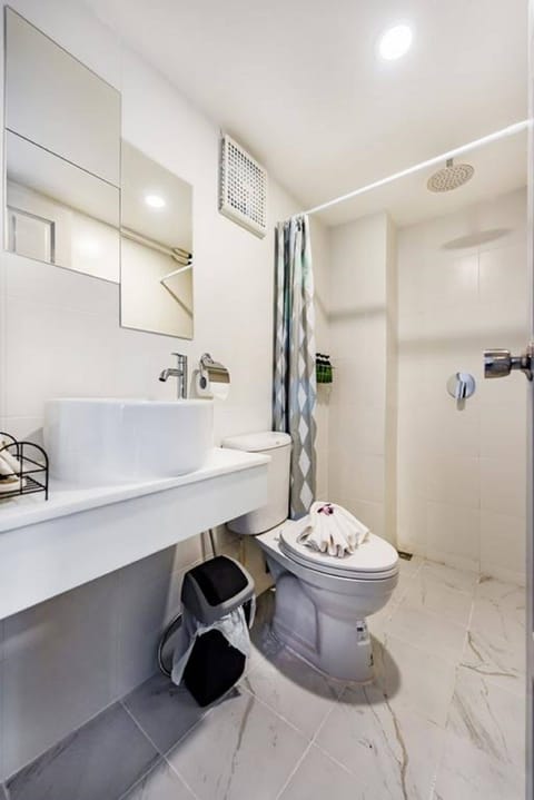 Superior Double Room Sea View | Bathroom | Shower, free toiletries, towels