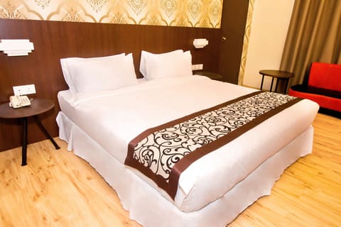 Deluxe Double Room, 1 King Bed, Non Smoking | Egyptian cotton sheets, premium bedding, desk, laptop workspace