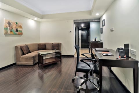 Executive Suite, 1 King Bed (Executive Suite) | Minibar, in-room safe, desk, soundproofing