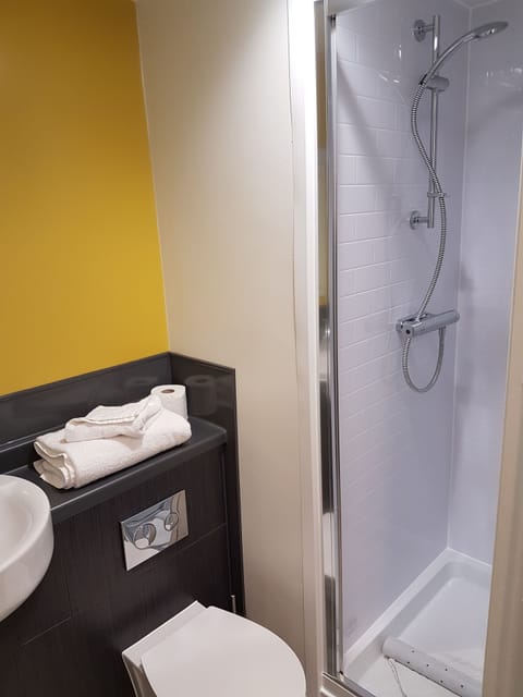 Standard Double Room | Bathroom | Shower, towels