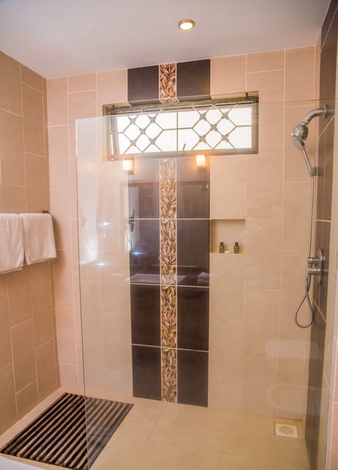 Deluxe Room | Bathroom shower