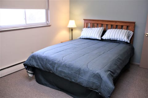 Renovated Room, 1 Queen Bed, Non Smoking | Free WiFi, bed sheets