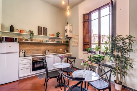 Full-size fridge, microwave, oven, coffee/tea maker