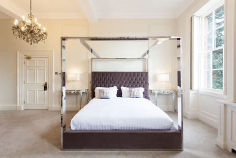 Executive Room, 1 King Bed | Premium bedding, memory foam beds, desk, iron/ironing board