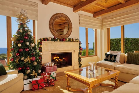 42-inch flat-screen TV with cable channels, TV, fireplace