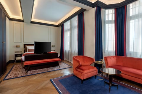 Junior Suite, 1 Bedroom, Non Smoking | Hypo-allergenic bedding, down comforters, pillowtop beds, free minibar