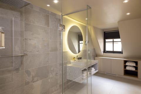 Suite | Bathroom | Free toiletries, hair dryer, bathrobes, slippers