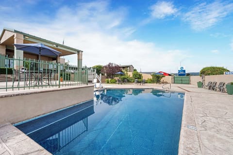 Seasonal outdoor pool, sun loungers