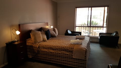 King Spa Room | Minibar, iron/ironing board, free WiFi, bed sheets