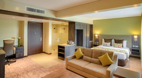 Executive Double Room | Living room | 43-inch flat-screen TV with cable channels, TV