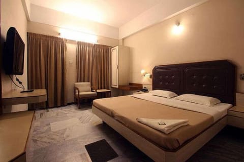 Deluxe Twin Room | Desk, rollaway beds, free WiFi, bed sheets