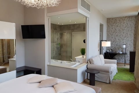 Deluxe Suite | Minibar, desk, free WiFi, bed sheets