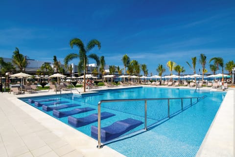 5 outdoor pools, pool umbrellas, sun loungers