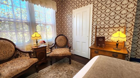 Room, Private Bathroom (Ware Room) | Individually decorated, individually furnished, iron/ironing board