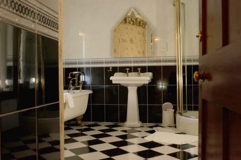 Executive Double Room, 1 Bedroom | Bathroom | Hair dryer, towels, shampoo