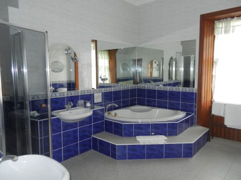 Executive Double Room, 1 Bedroom | Bathroom | Hair dryer, towels, shampoo