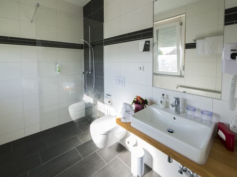 Single Room "Deluxe" | Bathroom | Shower, free toiletries, hair dryer, towels