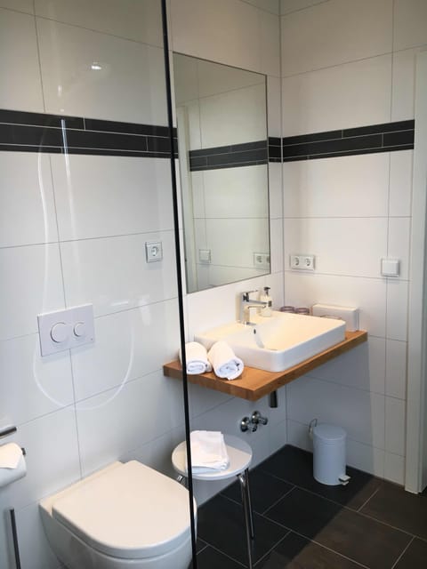 Deluxe Double Room | Bathroom | Shower, free toiletries, hair dryer, towels