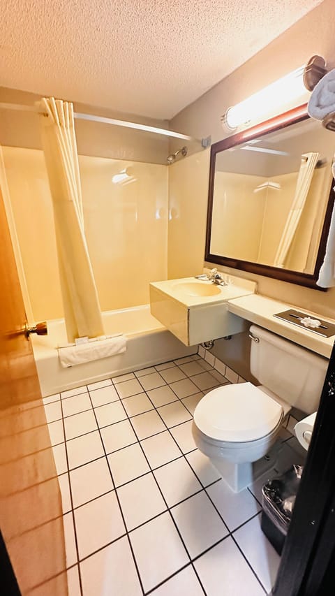 Suite, Multiple Beds, Non Smoking (Upgrade) | Bathroom | Combined shower/tub, hair dryer, towels