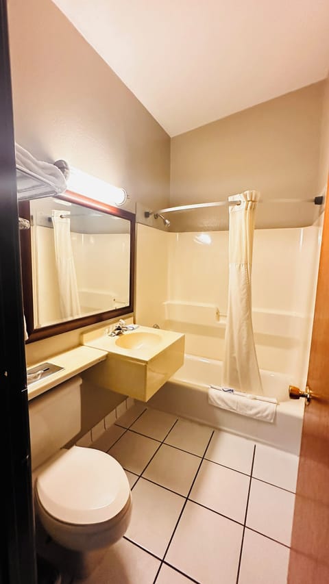 Standard Room, 1 King Bed, Non Smoking, Poolside | Bathroom | Combined shower/tub, hair dryer, towels