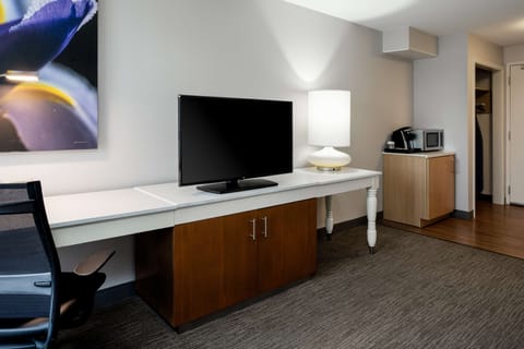 Room, 1 King Bed, Non Smoking | Premium bedding, desk, laptop workspace, iron/ironing board