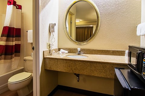 Combined shower/tub, free toiletries, hair dryer, towels