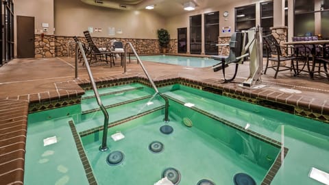 Indoor pool, sun loungers