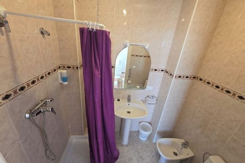 Deluxe Double Room | Bathroom | Shower, towels