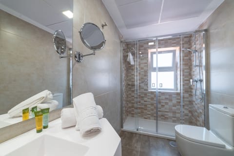 Single Room | Bathroom | Shower, free toiletries, hair dryer, bidet