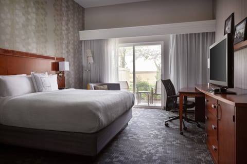 Executive Room, 1 King Bed | Premium bedding, desk, laptop workspace, blackout drapes