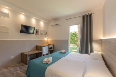 Standard Double Room | Minibar, in-room safe, individually decorated, individually furnished