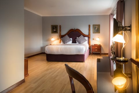 Desk, laptop workspace, iron/ironing board, free WiFi