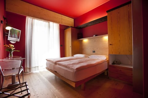 Double Room, 1 Queen Bed, Balcony, Pool View (vista giardino frontale) | In-room safe, free WiFi, bed sheets