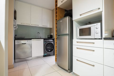 Mareba Court No 9 | Private kitchen | Full-size fridge, microwave, oven, stovetop