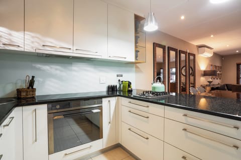 Full-size fridge, microwave, oven, stovetop