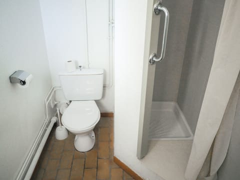 Double Room, Accessible | Bathroom | Shower, hair dryer, towels