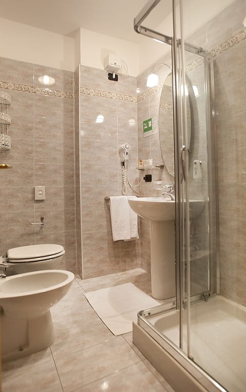 Shower, free toiletries, hair dryer, bidet