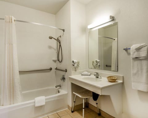 Combined shower/tub, hair dryer, towels