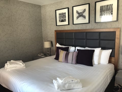 Executive Room, 1 King Bed, Non Smoking | Iron/ironing board, free WiFi, bed sheets