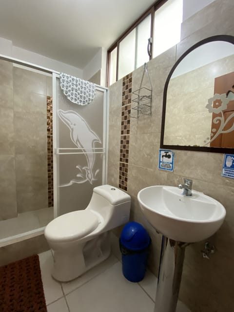 Economy Single Room | Bathroom | Shower, free toiletries, towels