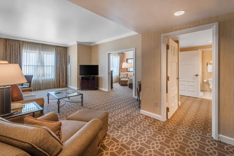 Suite, 1 King Bed | Premium bedding, in-room safe, desk, laptop workspace