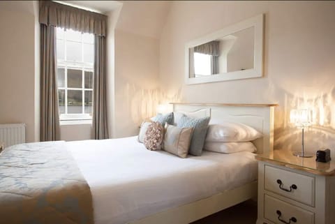 Superior Double Room, 1 Queen Bed, Sea View | Hypo-allergenic bedding, individually decorated, individually furnished