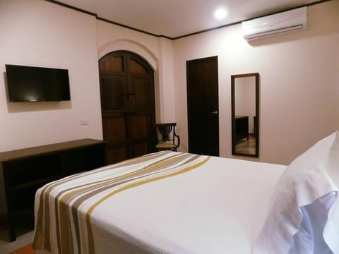 Executive Room, 1 Queen Bed, Non Smoking (Standard) | In-room safe, desk, free WiFi